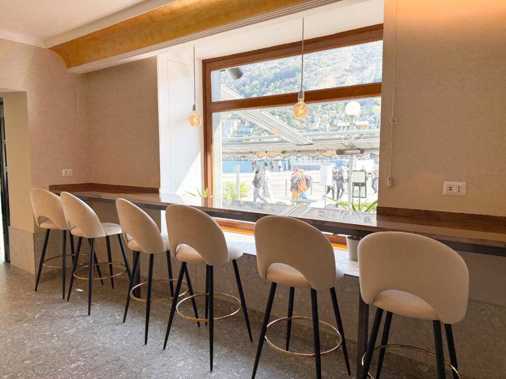 Sala bar interna con vista Lago di Como del Ristorante Imbarcadero 1892 Como