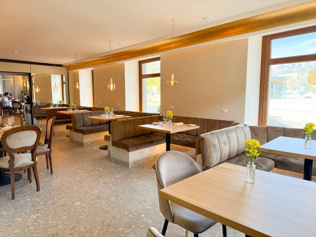 Sala bar interna con vista Lago di Como del Ristorante Imbarcadero 1892 Como